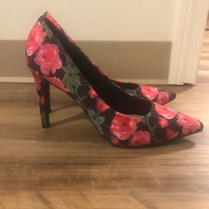Brand new floral printed pumps. Sz 9.5